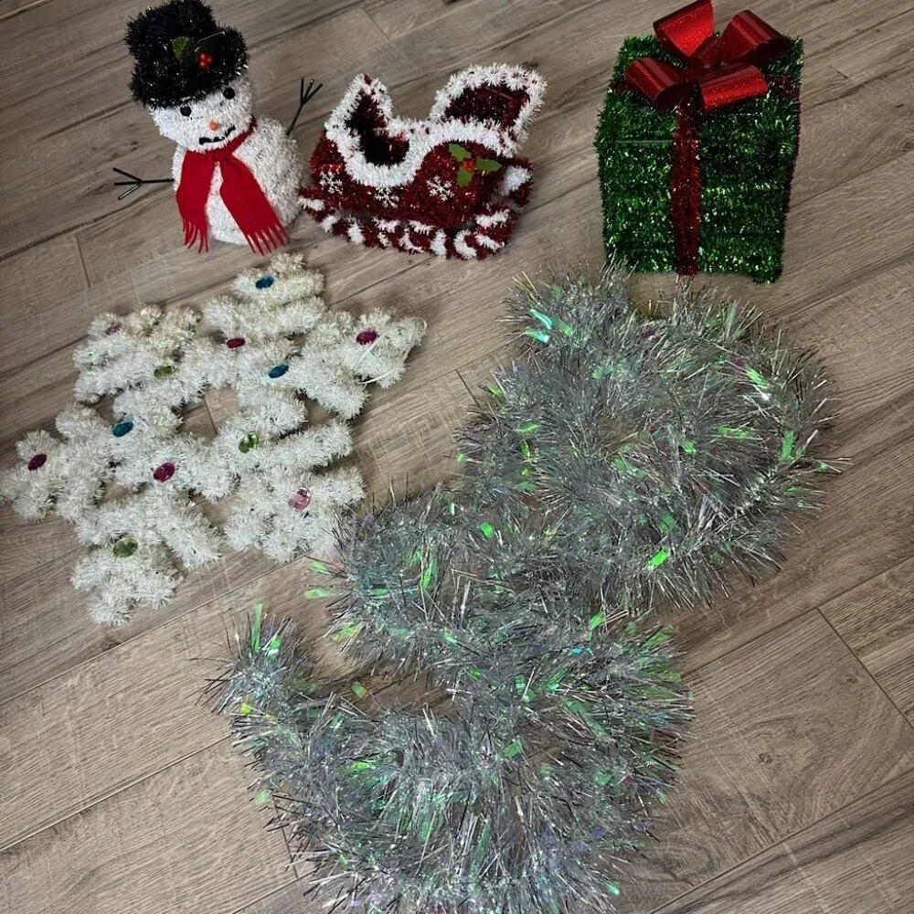 5 Christmas decor bundle present snowman snowflake tinsel sleigh Santa cute 🥰